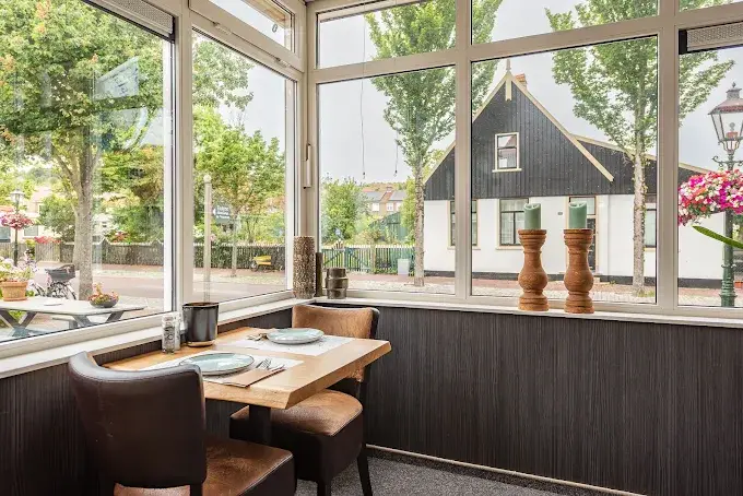 Ontbijtzaal tafel voor het raam