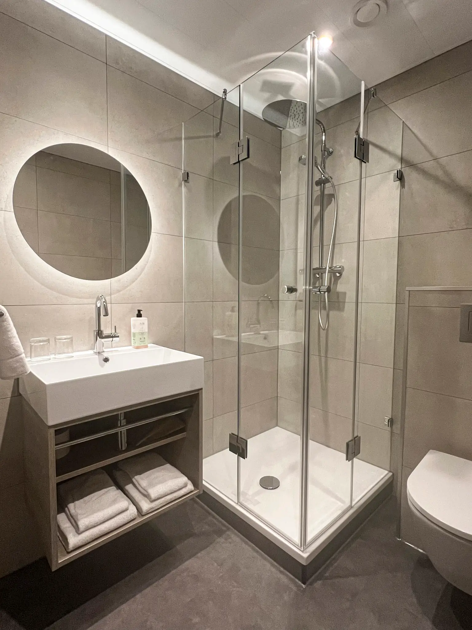 C hotelkamer badkamer the land of now