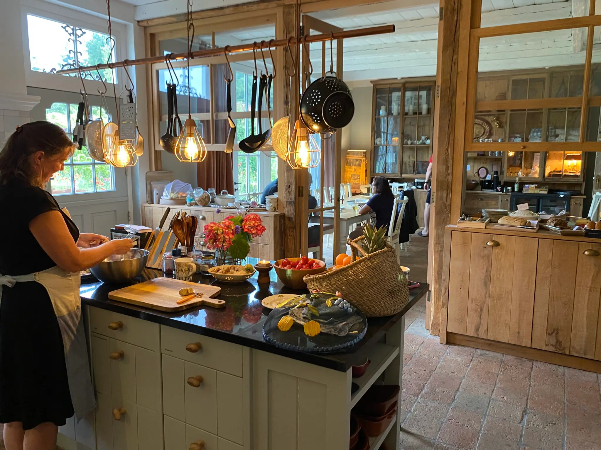 a open keuken met eetafel gasten